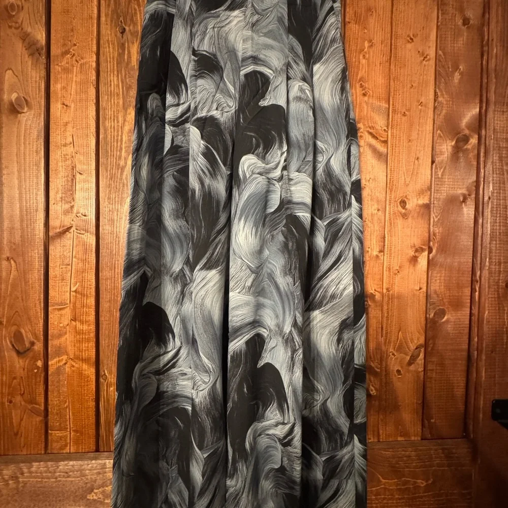 Swirl Print Wide-Leg Pants in Black and Gray - Picture 2 of 8